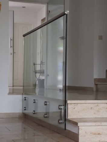 Edzett laminált üvegkorlátpontmegfogással