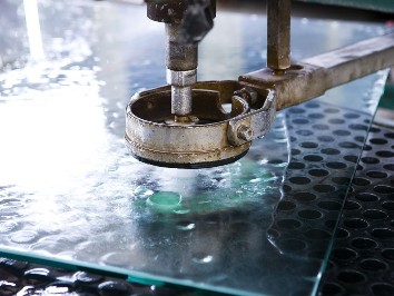 Edzett üveg fúrása