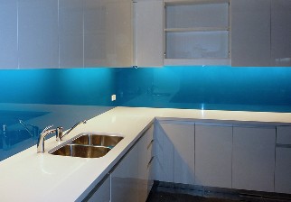 Festett konyha hátfal üvegek