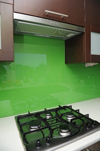 Színes üveg konyha hátfal