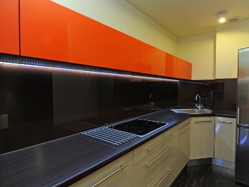 Színes konyhai üveg falburkolat