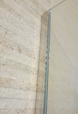 Zuhanykabin üveget az U profilú rozsdamentes sínbe szereljük