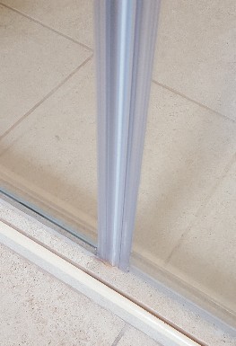 Zuhanykabin mágneses vízzárás